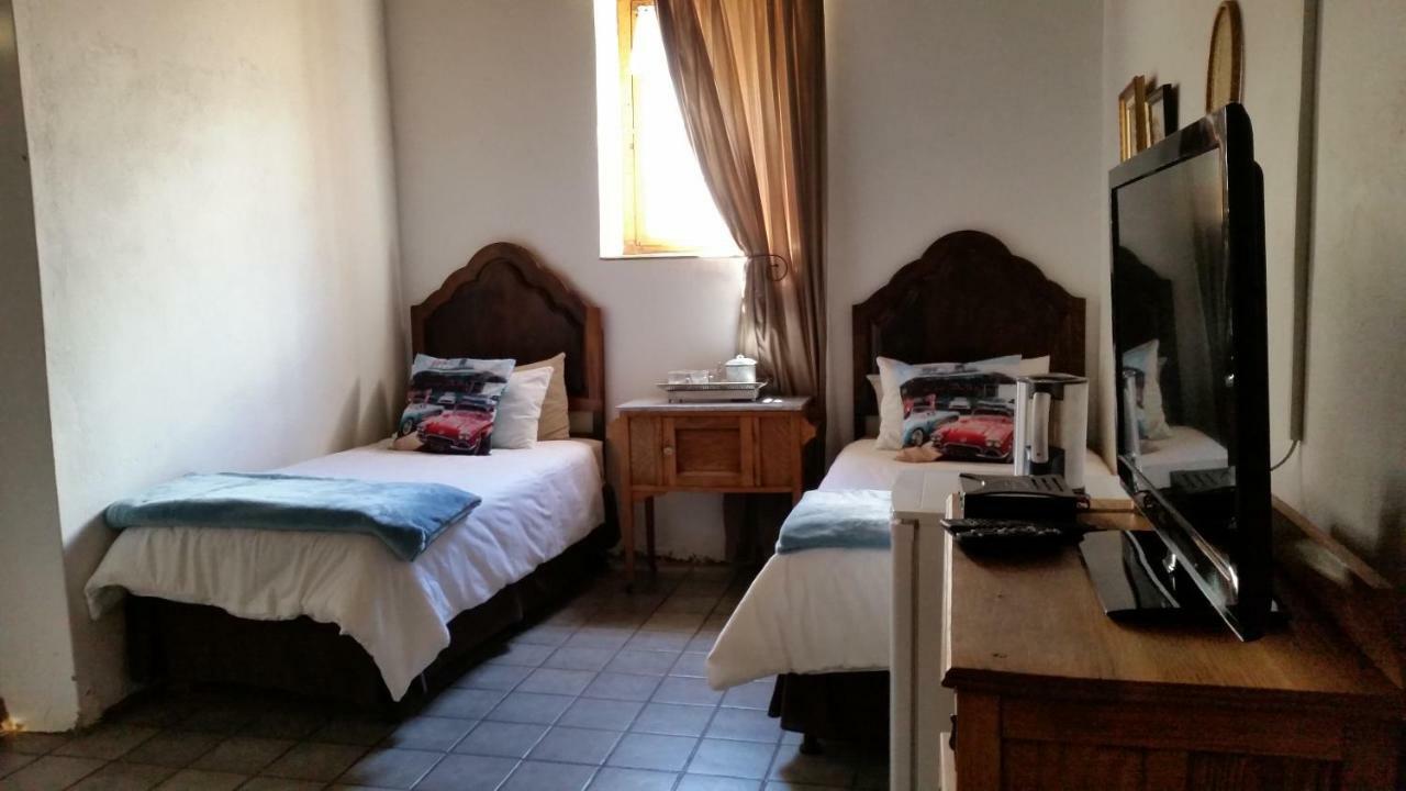 Calvinia Guesthouse Bagian luar foto